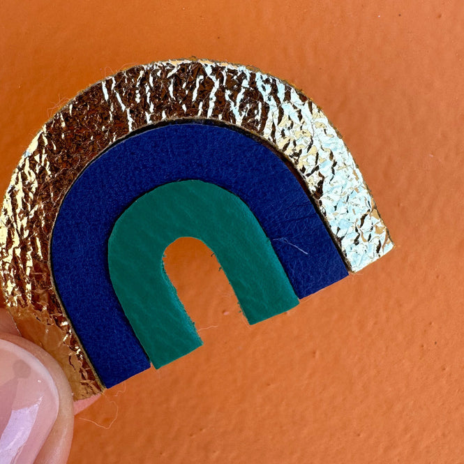 Broche arc en ciel dorée