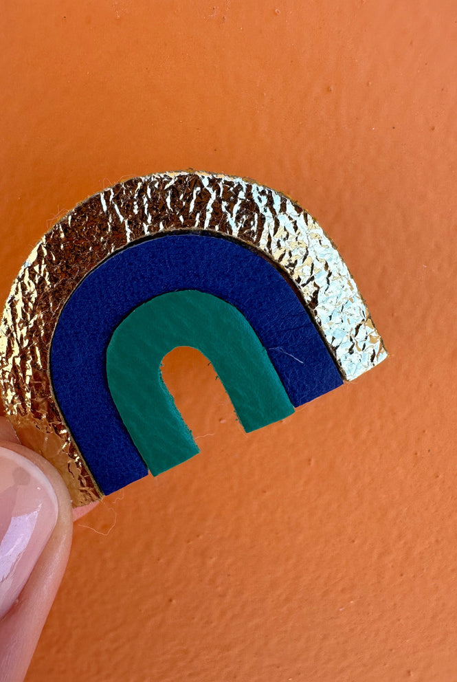 Broche arc en ciel dorée