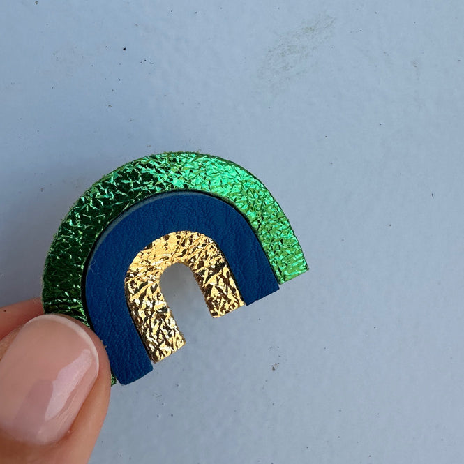 Broche arc en ciel vert