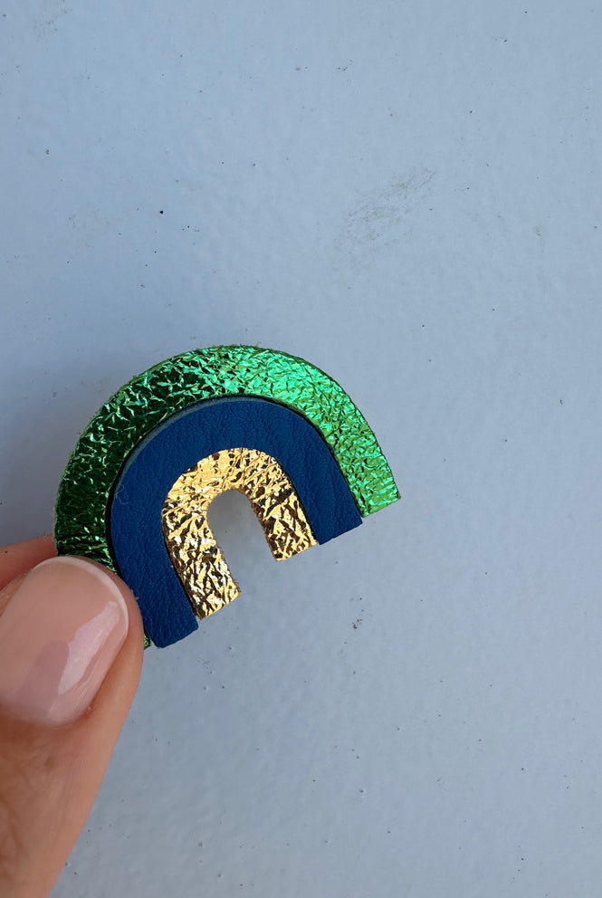 Broche arc en ciel vert