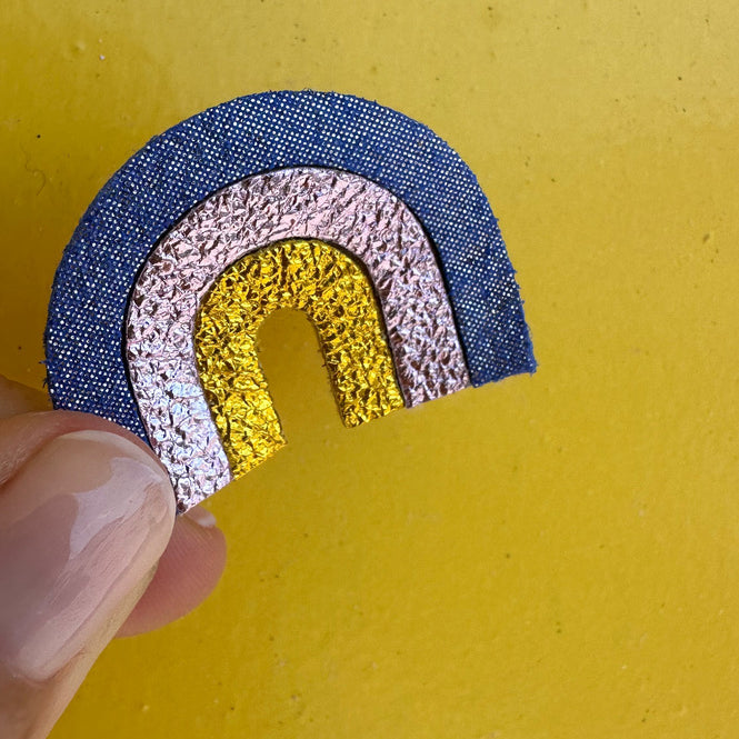 Broche arc en ciel violet