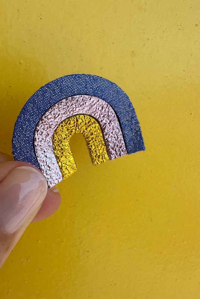 Broche arc en ciel violet