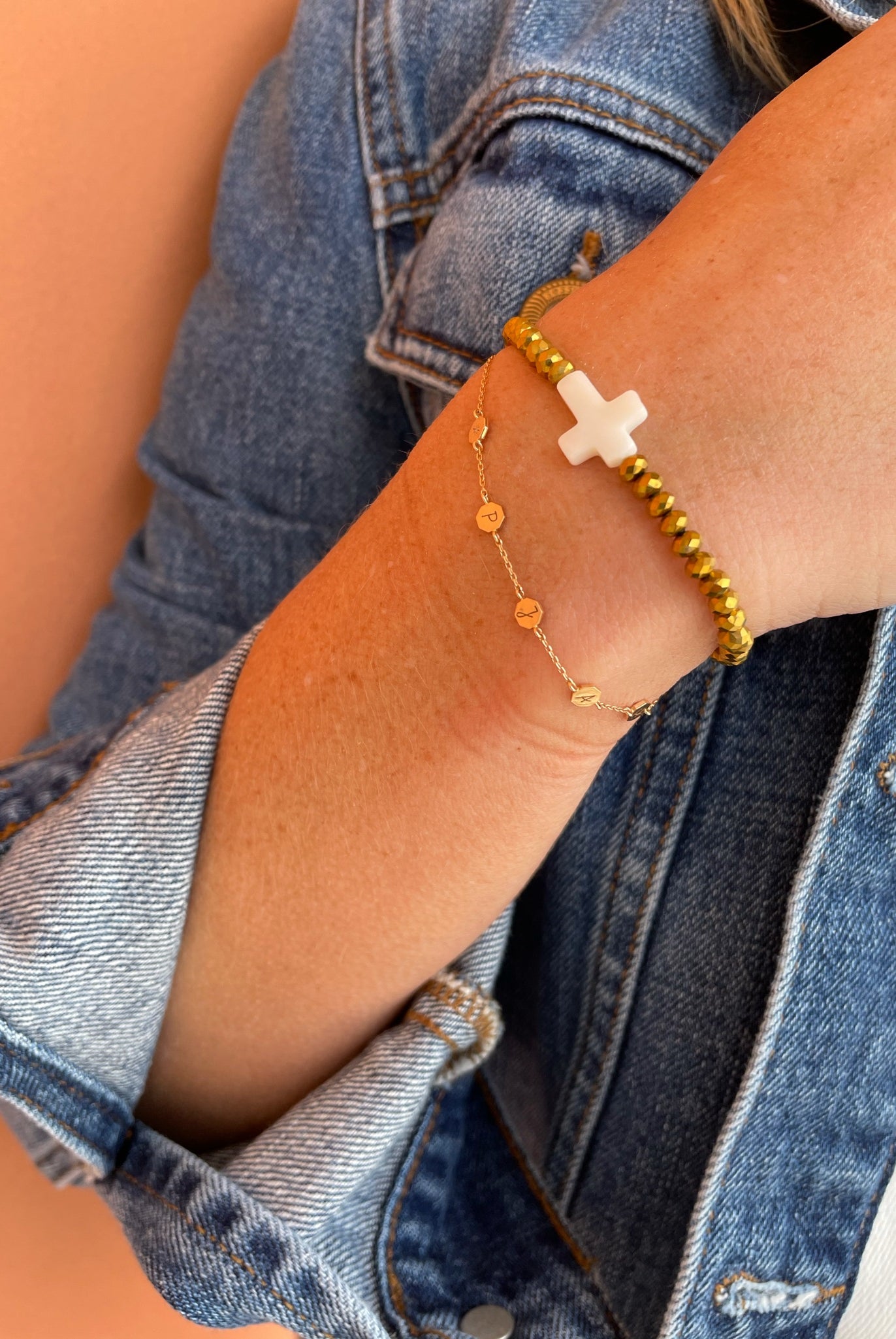 Cala Rossa_perle facette dorée-croix nacre