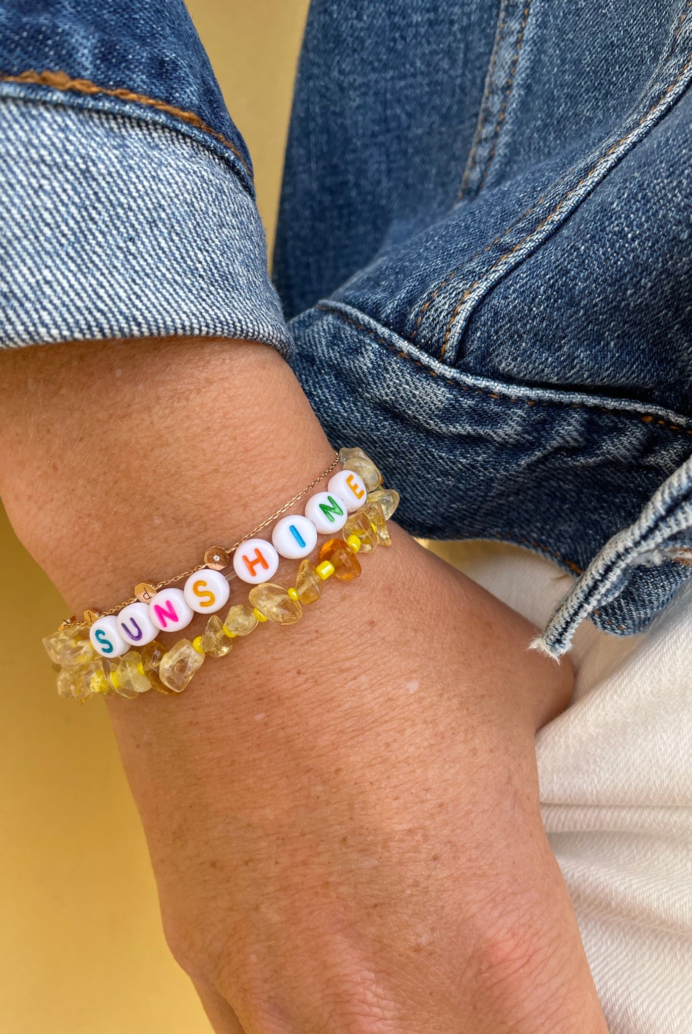 bracelet tikehau citrine sur porte jaune