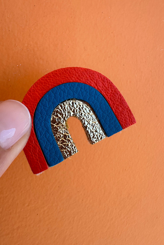 broche arc en ciel rouge