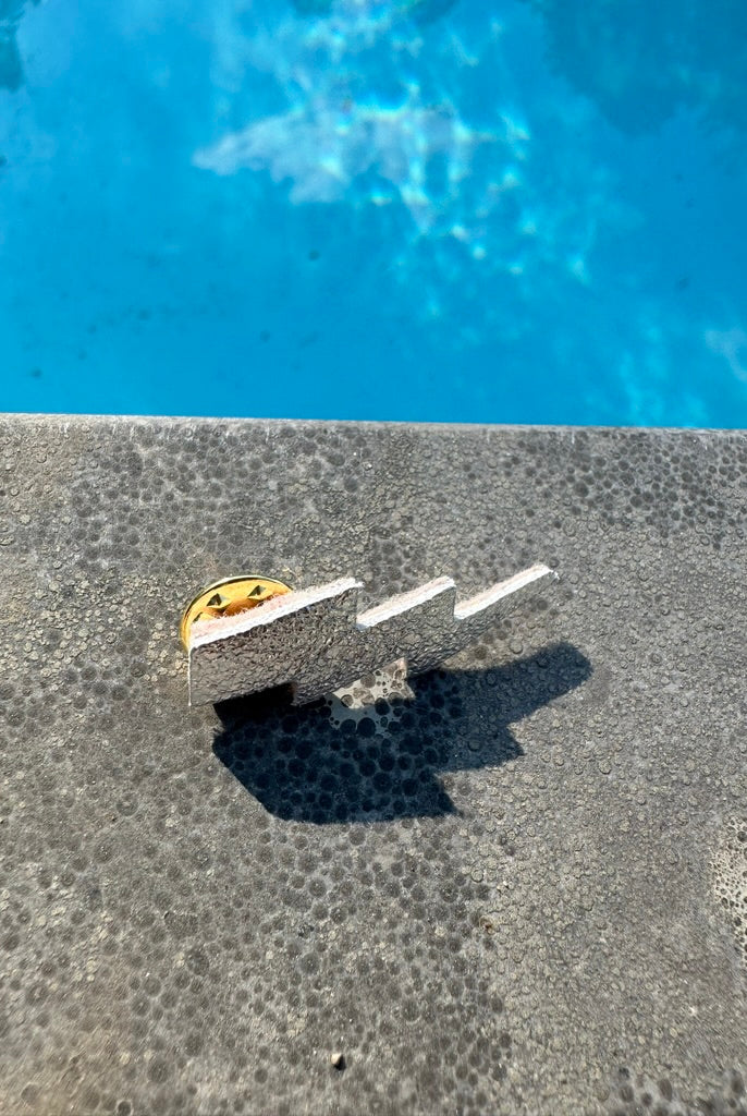 broche tonnerre argentée