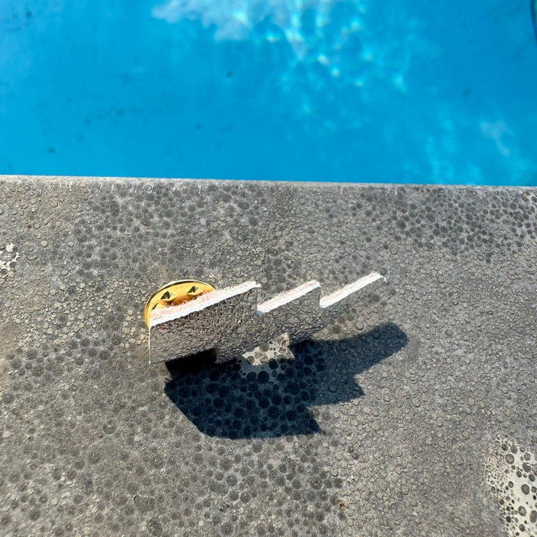 broche tonnerre argentée