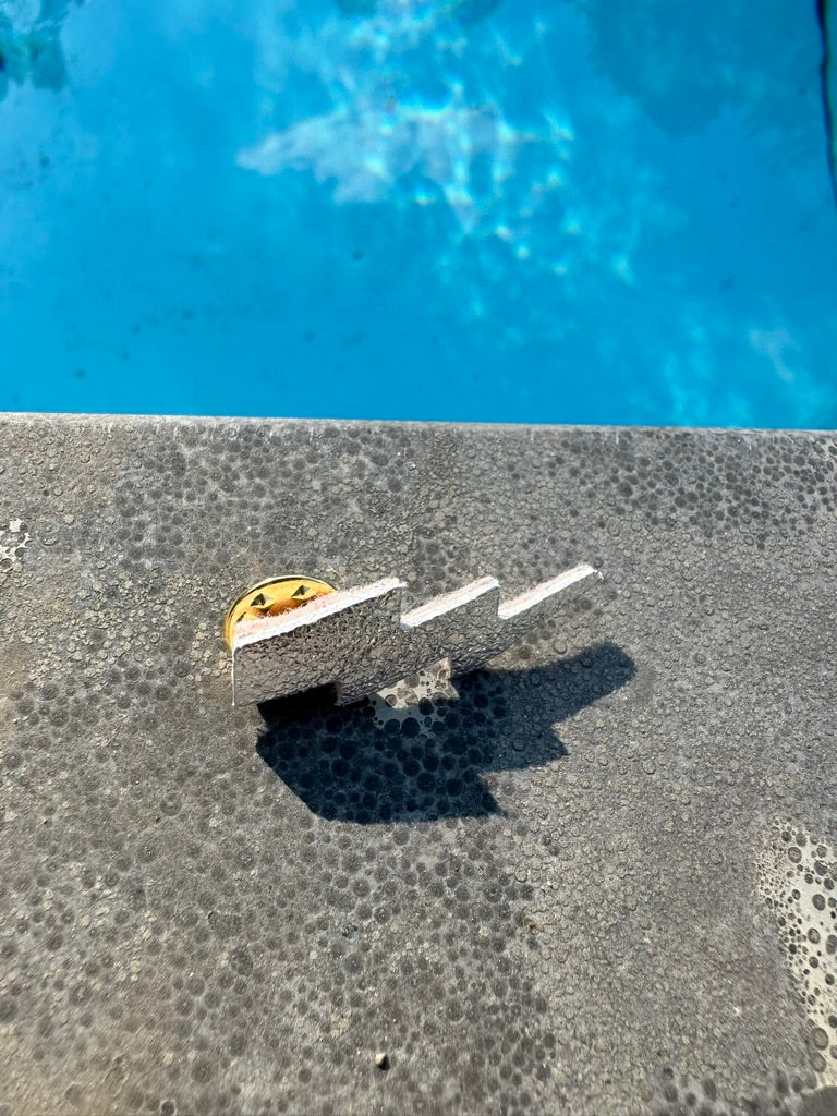 broche tonnerre argentée