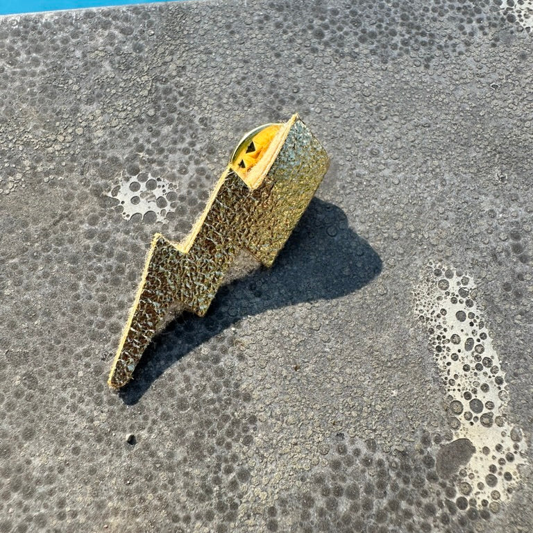 broche tonnerre dorée