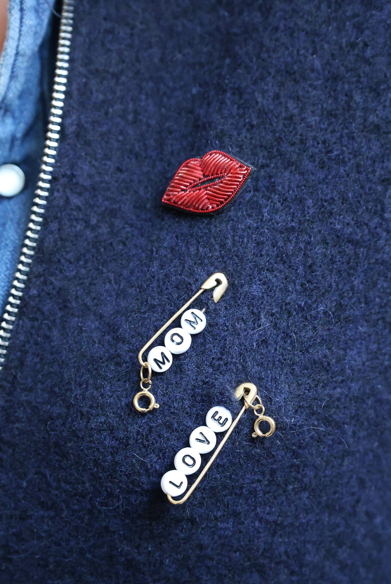 broches charm's et bouche