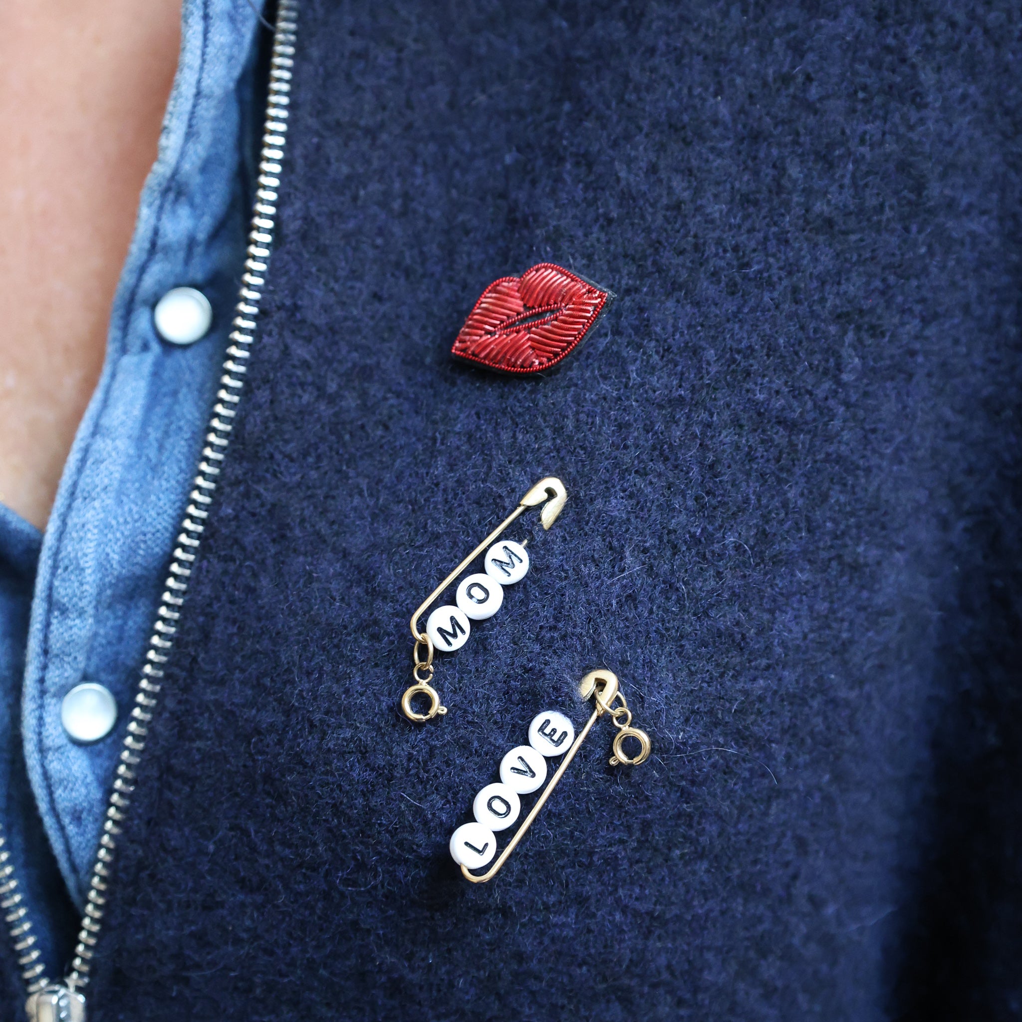 broches charm's et bouche