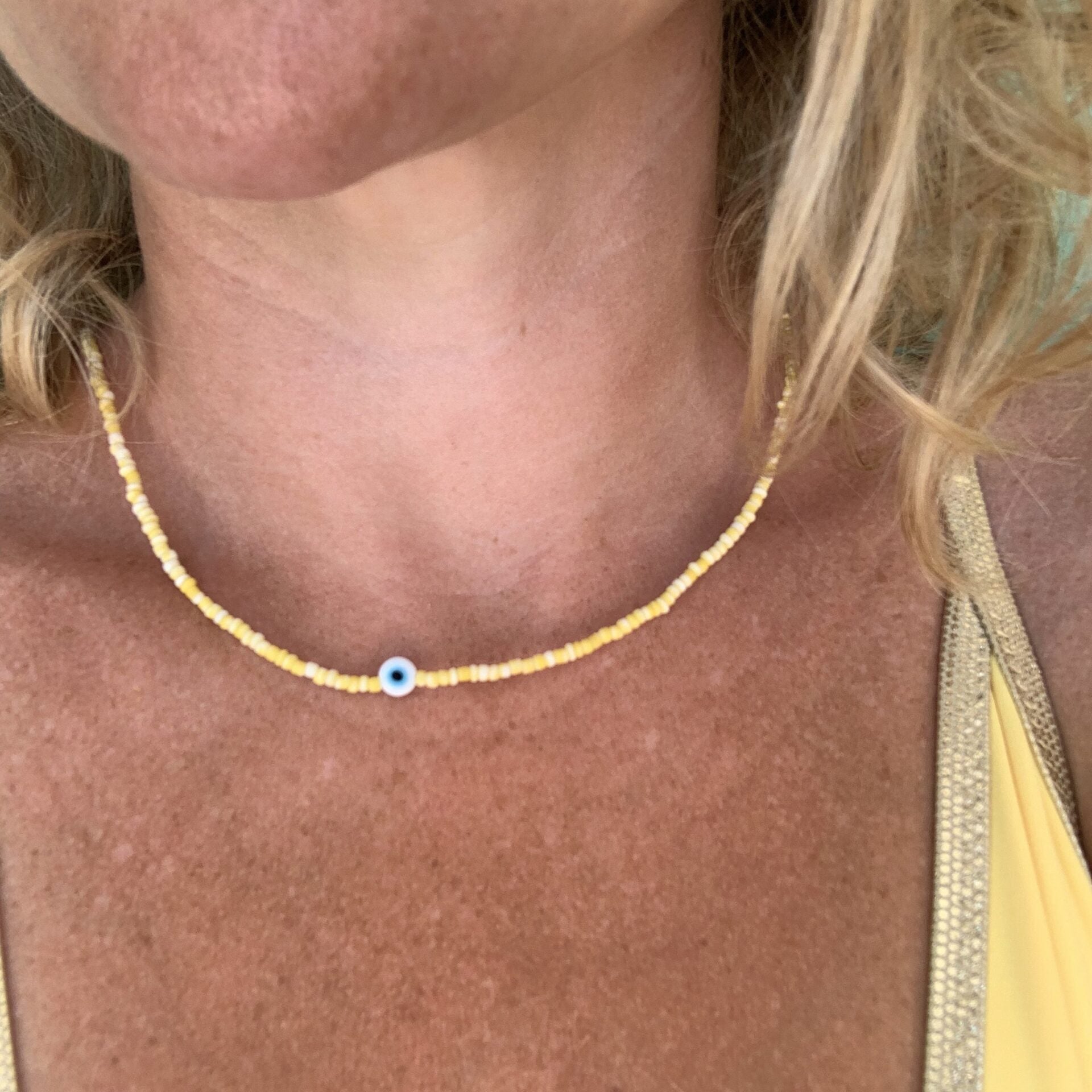 collier oia jaune