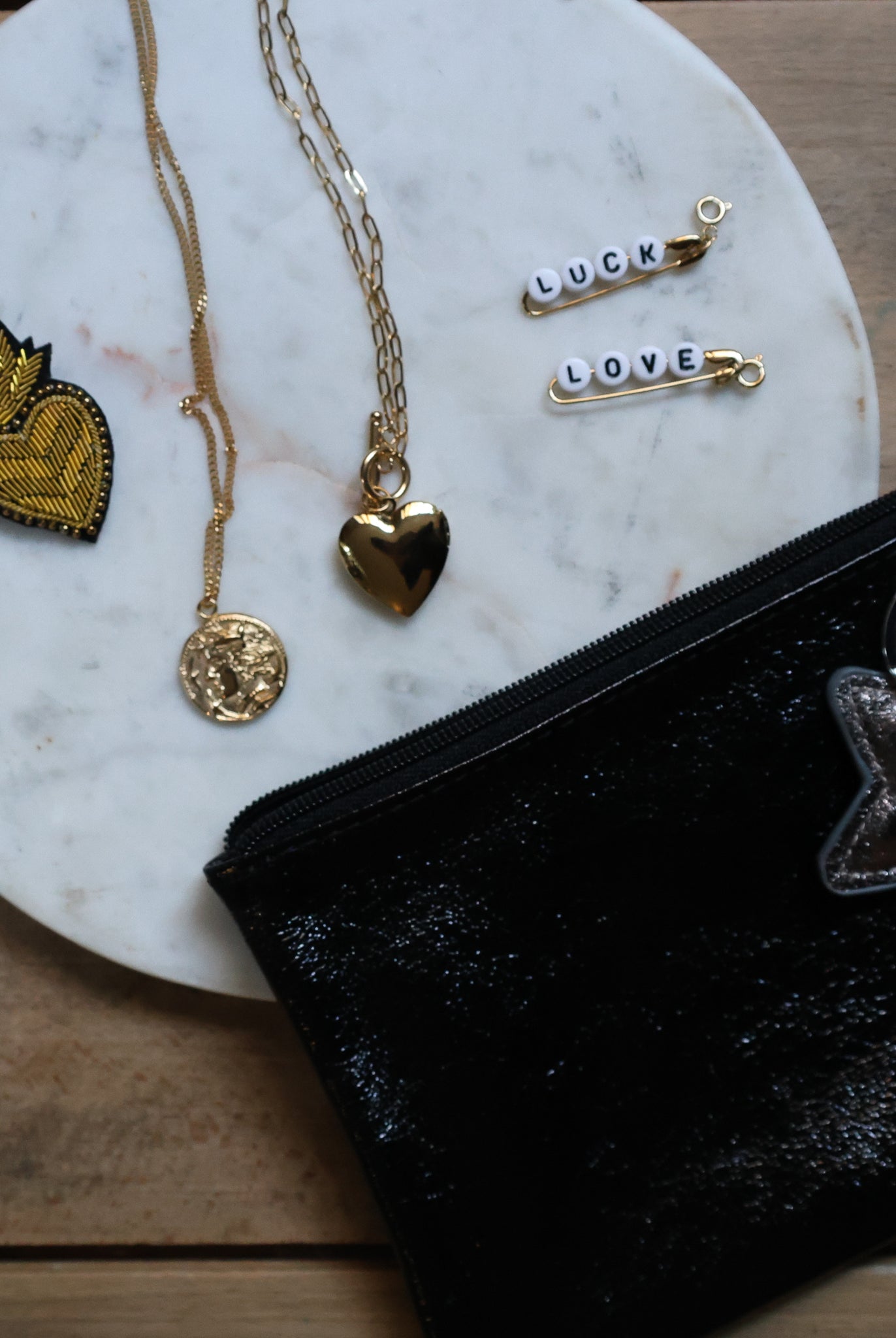 photo insta collier pochette charm's broches