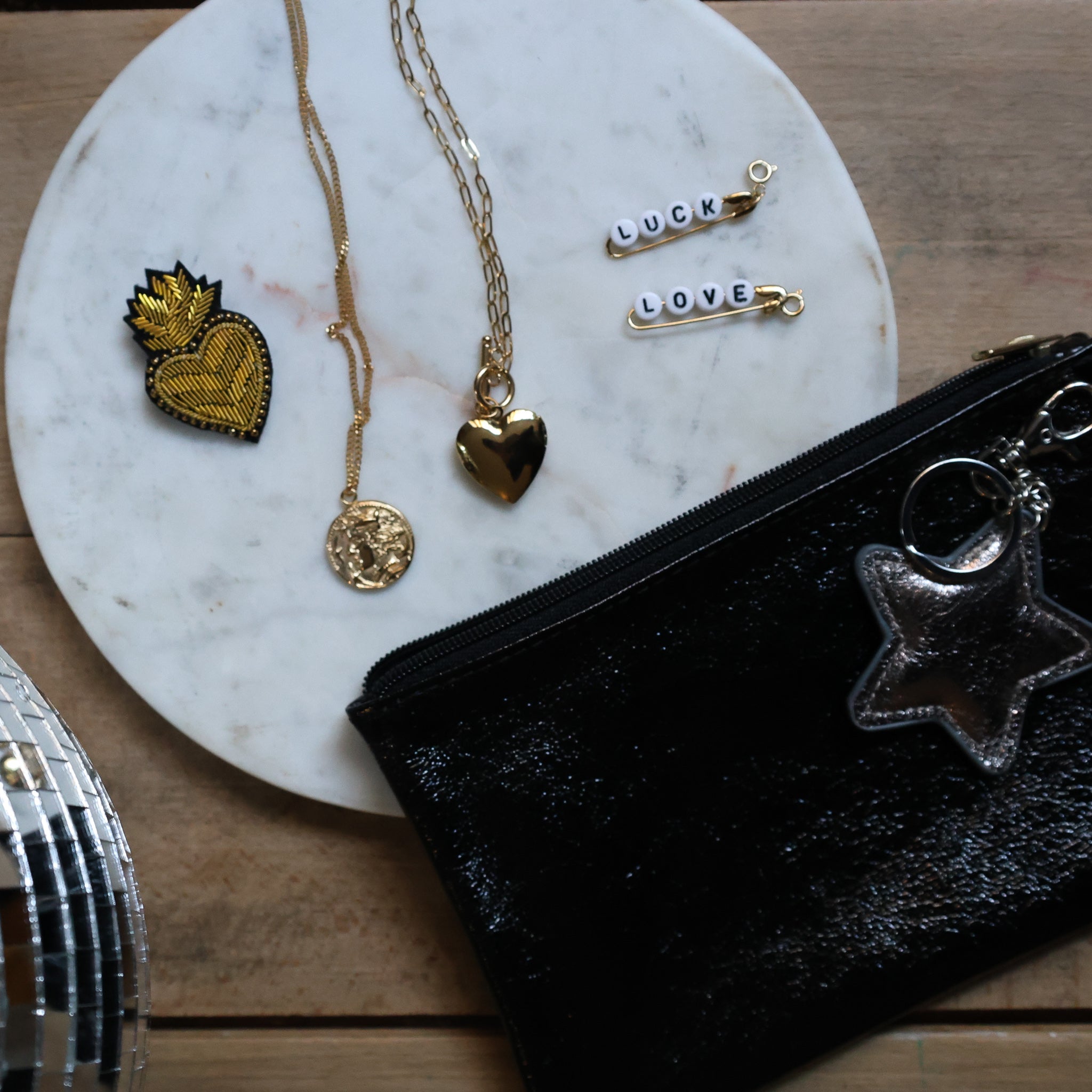 photo insta collier pochette charm's broches