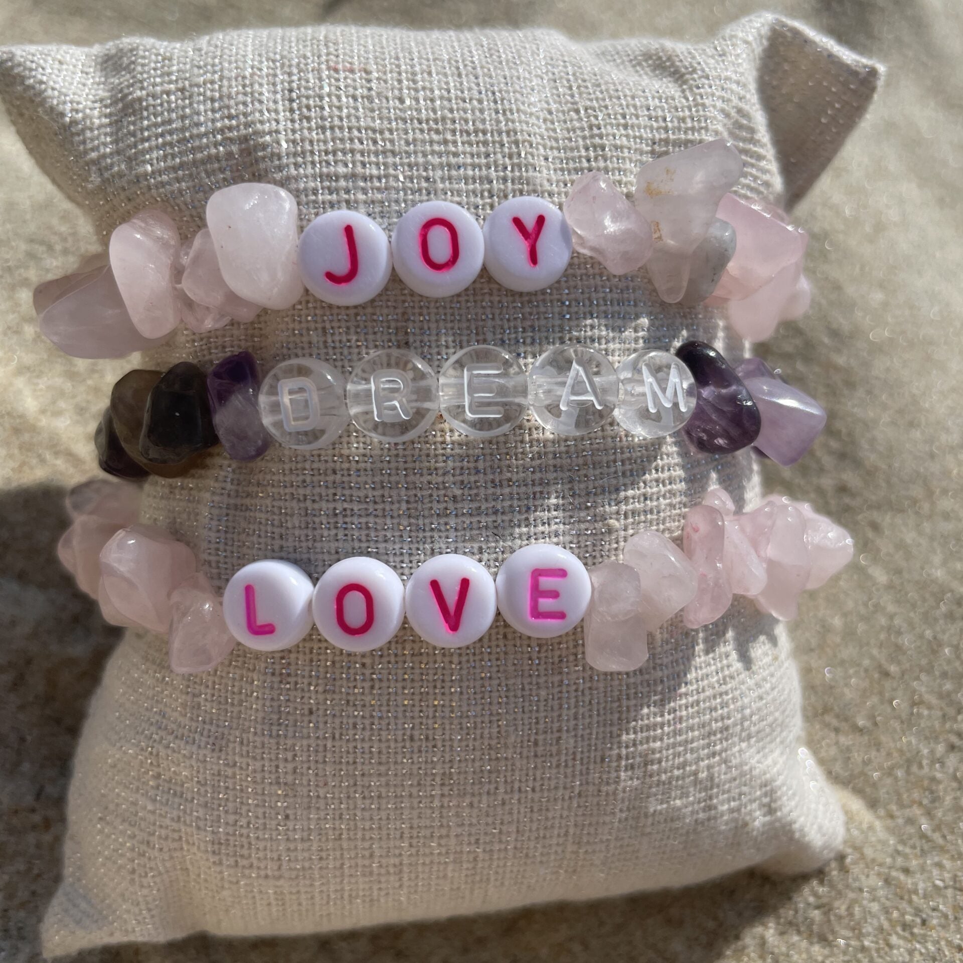 trio bracelets tikehau amethyste et jade sur coussin
