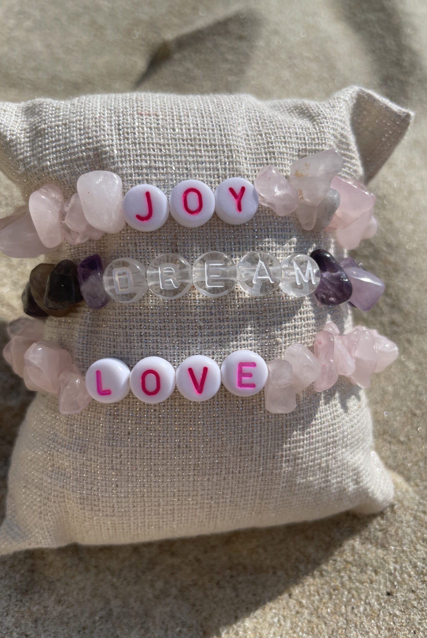 trio bracelets tikehau amethyste et jade sur coussin