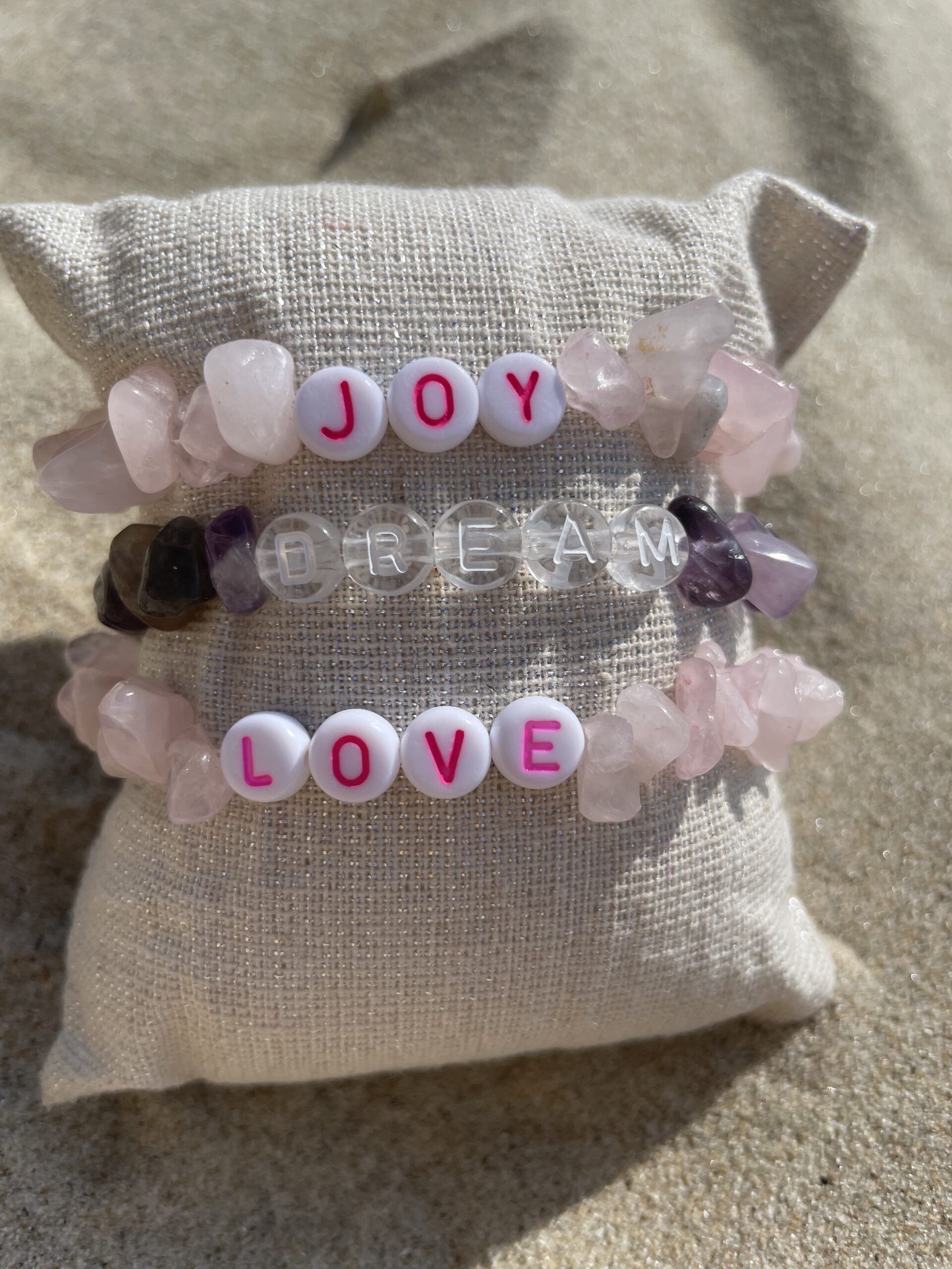 trio bracelets tikehau amethyste et jade sur coussin