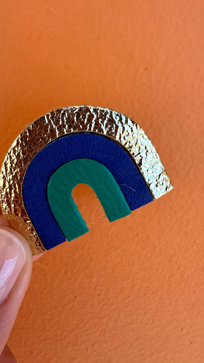 Broche arc en ciel dorée