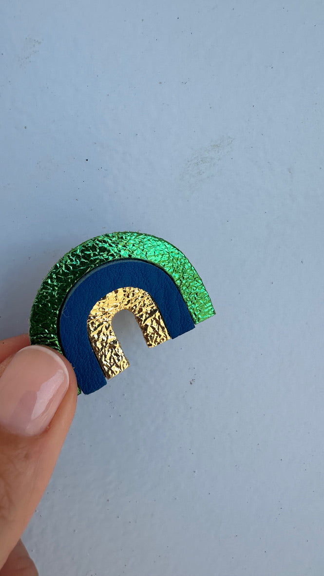 Broche arc en ciel vert
