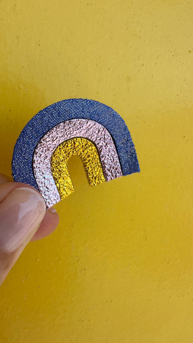 Broche arc en ciel violet