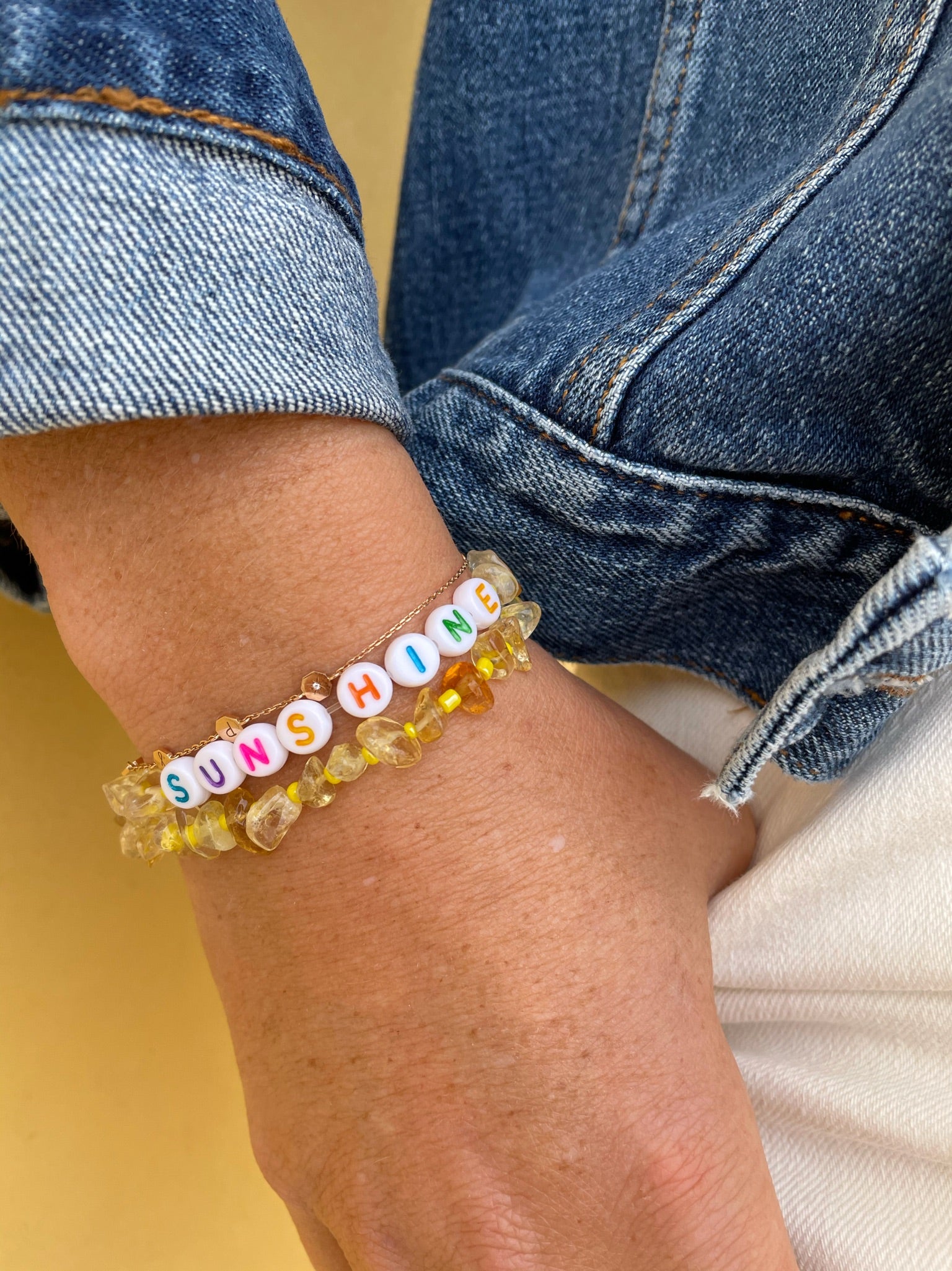 bracelet tikehau citrine sur porte jaune