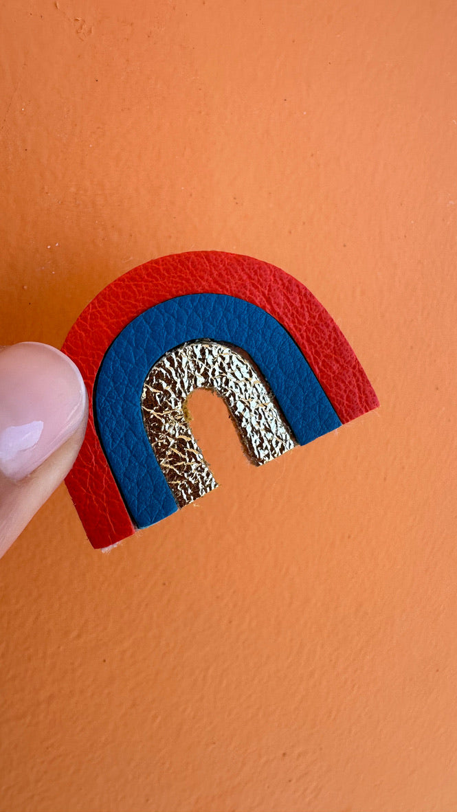 broche arc en ciel rouge
